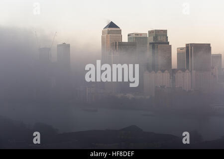 Londres, Royaume-Uni. 28 Décembre, 2016. Météo France : un épais brouillard nuages sur Canary Wharf business park bâtiment © Guy Josse/Alamy Live News Banque D'Images