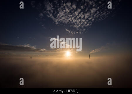 Londres, Royaume-Uni. 28 Décembre, 2016. Météo France : dramatique soir soleil commence à se coucher sur lourde couche de nuages brouillard © Guy Josse/Alamy Live News Banque D'Images