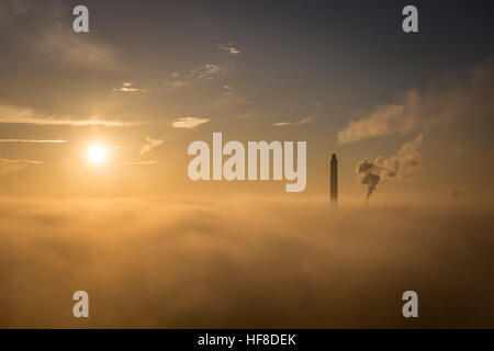 Londres, Royaume-Uni. 28 Décembre, 2016. Météo France : dramatique soir soleil commence à se coucher sur lourde couche de nuages brouillard © Guy Josse/Alamy Live News Banque D'Images