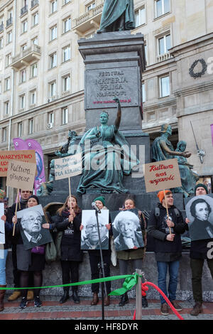 Varsovie, Pologne. 28 Dec, 2016. Démonstration de la jeunesse pour en savoir plus culture publique. Démonstration de la jeunesse à Constitution Plaza à Varsovie Crédit : Adam Erdheim/Alamy Live News Banque D'Images