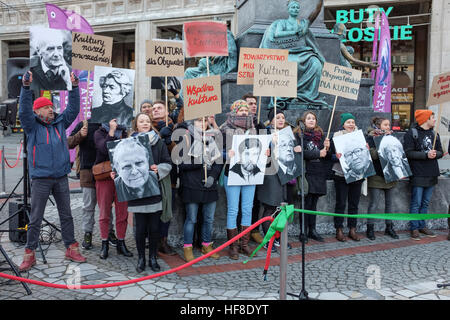 Varsovie, Pologne. 28 Dec, 2016. Démonstration de la jeunesse pour en savoir plus culture publique. Démonstration de la jeunesse à Constitution Plaza à Varsovie Crédit : Adam Erdheim/Alamy Live News Banque D'Images