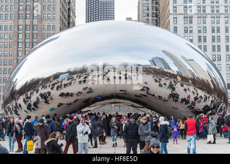 Chicago, USA. 28 décembre 2016. L'hiver exceptionnellement doux met en valeur les touristes sur leur maison de vacances comme ils visitent Cloud Gate, connue localement comme 'Le Bean', une sculpture emblématique centre-ville par l'artiste Anish Kapoor. © Stephen Chung / Alamy Live News Banque D'Images