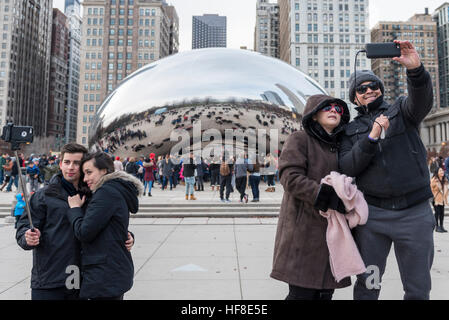 Chicago, USA. 28 décembre 2016. L'hiver exceptionnellement doux met en valeur les touristes sur leur maison de vacances comme ils visitent Cloud Gate, connue localement comme 'Le Bean', une sculpture emblématique centre-ville par l'artiste Anish Kapoor. © Stephen Chung / Alamy Live News Banque D'Images