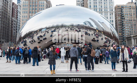 Chicago, USA. 28 décembre 2016. L'hiver exceptionnellement doux met en valeur les touristes sur leur maison de vacances comme ils visitent Cloud Gate, connue localement comme 'Le Bean', une sculpture emblématique centre-ville par l'artiste Anish Kapoor. © Stephen Chung / Alamy Live News Banque D'Images