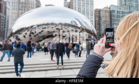 Chicago, USA. 28 décembre 2016. L'hiver exceptionnellement doux met en valeur les touristes sur leur maison de vacances comme ils visitent Cloud Gate, connue localement comme 'Le Bean', une sculpture emblématique centre-ville par l'artiste Anish Kapoor. © Stephen Chung / Alamy Live News Banque D'Images