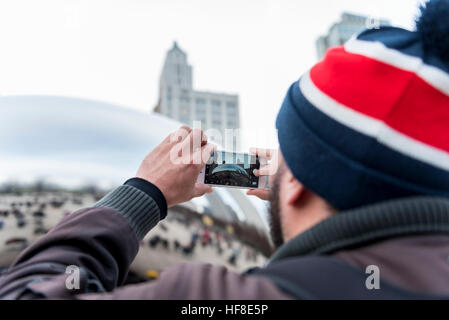 Chicago, USA. 28 décembre 2016. L'hiver exceptionnellement doux met en valeur les touristes sur leur maison de vacances comme ils visitent Cloud Gate, connue localement comme 'Le Bean', une sculpture emblématique centre-ville par l'artiste Anish Kapoor. © Stephen Chung / Alamy Live News Banque D'Images