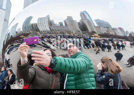 Chicago, USA. 28 décembre 2016. L'hiver exceptionnellement doux met en valeur les touristes sur leur maison de vacances comme ils visitent Cloud Gate, connue localement comme 'Le Bean', une sculpture emblématique centre-ville par l'artiste Anish Kapoor. © Stephen Chung / Alamy Live News Banque D'Images