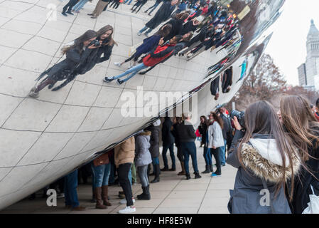 Chicago, USA. 28 décembre 2016. L'hiver exceptionnellement doux met en valeur les touristes sur leur maison de vacances comme ils visitent Cloud Gate, connue localement comme 'Le Bean', une sculpture emblématique centre-ville par l'artiste Anish Kapoor. © Stephen Chung / Alamy Live News Banque D'Images