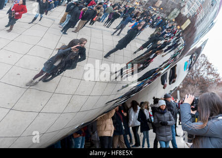 Chicago, USA. 28 décembre 2016. L'hiver exceptionnellement doux met en valeur les touristes sur leur maison de vacances comme ils visitent Cloud Gate, connue localement comme 'Le Bean', une sculpture emblématique centre-ville par l'artiste Anish Kapoor. © Stephen Chung / Alamy Live News Banque D'Images