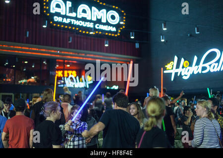 Austin, Texas, États-Unis. 28 Dec, 2016. Des centaines de fans sont venus à l'Alamo Drafthouse à Austin, TX à l'honneur et le deuil de l'actrice Carrie Fisher. © Rustin Gudim/ZUMA/Alamy Fil Live News Banque D'Images