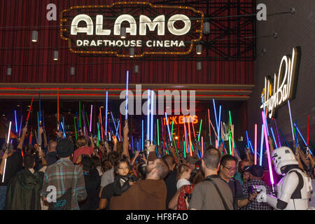 Austin, Texas, États-Unis. 28 Dec, 2016. Des centaines de fans sont venus à l'Alamo Drafthouse à Austin, TX à l'honneur et le deuil de l'actrice Carrie Fisher. © Rustin Gudim/ZUMA/Alamy Fil Live News Banque D'Images