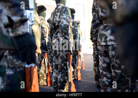 Mohe, Mohe, Chine. Dec 29, 2016. Le drapeau national guards à l'entraînement par temps froid de moins 34 degrés Celsius dans le nord-est de la Chine Mohe, province de Heilongjiang, Décembre 29, 2016. Le drapeau national guards prendra part à la cérémonie de lever du drapeau national sur le premier jour de l'année 17, marquant le plus tôt possible dans l'extrême nord de la sunshine village. © SIPA Asie/ZUMA/Alamy Fil Live News Banque D'Images