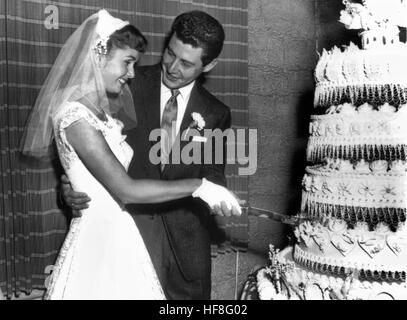 Die Schauspielerin US-amerikanische Debbie Reynolds und der Sänger Eddie Fisher schneiden am 26. Septembre 1955 gemeinsam ihre Hochzeitstorte un. Debbie Reynolds gehörte in den 50er Jahren zu den größten 'Kassenmagneten' Hollywoods. Gelang der Durchbruch ihr 1952, Gene Kelly als sie für den Film 'S' dans de la pluie' entdeckte. | Verwendung weltweit/photo alliance Banque D'Images