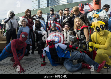 Tokyo, Tokyo, Japon. Dec 29, 2016. Les cosplayeurs posent pour une photographie au cours de la marché de la bande dessinée 91 (Comiket) Événement à Tokyo Big Sight. Le Comiket a été créé en 1975 et se concentre sur les manga, anime, cosplay et jeux. Les organisateurs attendent plus de 500 000 visiteurs à assister à l'événement d'hiver de cette année qui se déroule pendant trois jours. © Alessandro Di Ciommo/ZUMA/Alamy Fil Live News Banque D'Images