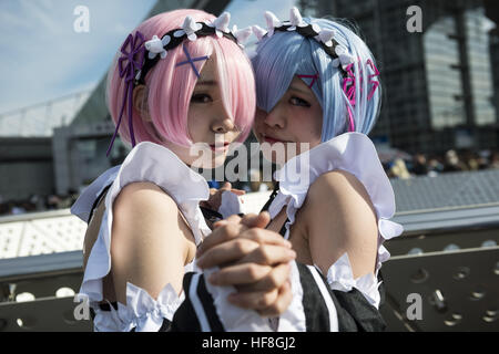 Tokyo, Tokyo, Japon. Dec 29, 2016. Les cosplayeurs posent pour une photographie au cours de la marché de la bande dessinée 91 (Comiket) Événement à Tokyo Big Sight. Le Comiket a été créé en 1975 et se concentre sur les manga, anime, cosplay et jeux. Les organisateurs attendent plus de 500 000 visiteurs à assister à l'événement d'hiver de cette année qui se déroule pendant trois jours. © Alessandro Di Ciommo/ZUMA/Alamy Fil Live News Banque D'Images