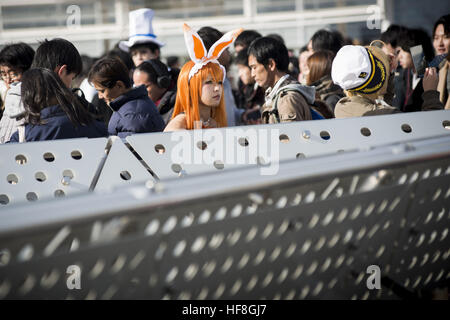 Tokyo, Tokyo, Japon. Dec 29, 2016. Cosplayeuse prendre le temps au cours de la marché de la bande dessinée 91 (Comiket) Événement à Tokyo Big Sight. Le Comiket a été créé en 1975 et se concentre sur les manga, anime, cosplay et jeux. Les organisateurs attendent plus de 500 000 visiteurs à assister à l'événement d'hiver de cette année qui se déroule pendant trois jours. © Alessandro Di Ciommo/ZUMA/Alamy Fil Live News Banque D'Images