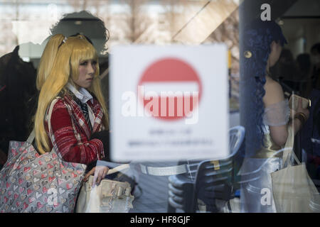 Tokyo, Tokyo, Japon. Dec 29, 2016. Cosplayeuse prendre le temps au cours de la marché de la bande dessinée 91 (Comiket) Événement à Tokyo Big Sight. Le Comiket a été créé en 1975 et se concentre sur les manga, anime, cosplay et jeux. Les organisateurs attendent plus de 500 000 visiteurs à assister à l'événement d'hiver de cette année qui se déroule pendant trois jours. © Alessandro Di Ciommo/ZUMA/Alamy Fil Live News Banque D'Images