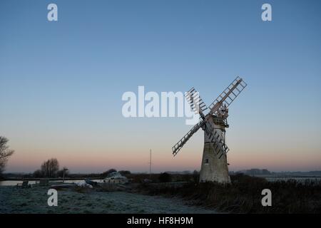 Thurne, Norfolk. Dec 29, 2016. Royaume-uni - un froid glacial et à commencer la journée au Moulin Thurne sur les Norfolk Broads. Thurne, Norfolk, UK Crédit : East Anglian Photo Service/Alamy Live News Banque D'Images