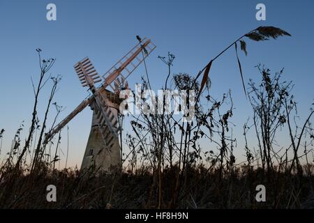 Thurne, Norfolk. Dec 29, 2016. Royaume-uni - un froid glacial et à commencer la journée au Moulin Thurne sur les Norfolk Broads. Thurne, Norfolk, UK Crédit : East Anglian Photo Service/Alamy Live News Banque D'Images