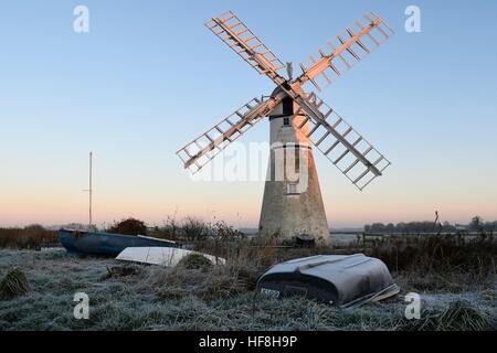 Thurne, Norfolk. Dec 29, 2016. Royaume-uni - un froid glacial et à commencer la journée au Moulin Thurne sur les Norfolk Broads. Thurne, Norfolk, UK Crédit : East Anglian Photo Service/Alamy Live News Banque D'Images