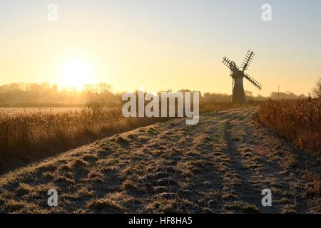 Thurne, Norfolk. Dec 29, 2016. Royaume-uni - un froid glacial et à commencer la journée au Moulin Thurne sur les Norfolk Broads. Thurne, Norfolk, UK Crédit : East Anglian Photo Service/Alamy Live News Banque D'Images