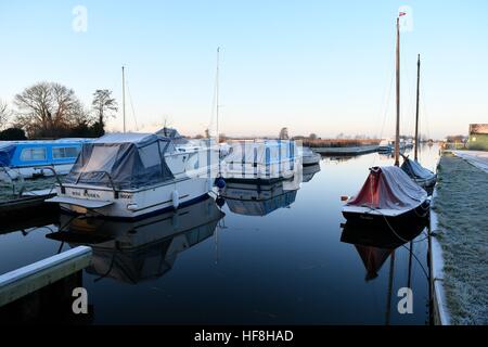 Thurne, Norfolk. Dec 29, 2016. Royaume-uni - un froid glacial et à commencer la journée au Moulin Thurne sur les Norfolk Broads. Thurne, Norfolk, UK Crédit : East Anglian Photo Service/Alamy Live News Banque D'Images