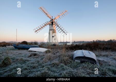 Thurne, Norfolk. Dec 29, 2016. Royaume-uni - un froid glacial et à commencer la journée au Moulin Thurne sur les Norfolk Broads. Thurne, Norfolk, UK Crédit : East Anglian Photo Service/Alamy Live News Banque D'Images