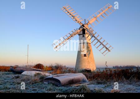 Thurne, Norfolk. Dec 29, 2016. Royaume-uni - un froid glacial et à commencer la journée au Moulin Thurne sur les Norfolk Broads. Thurne, Norfolk, UK Crédit : East Anglian Photo Service/Alamy Live News Banque D'Images