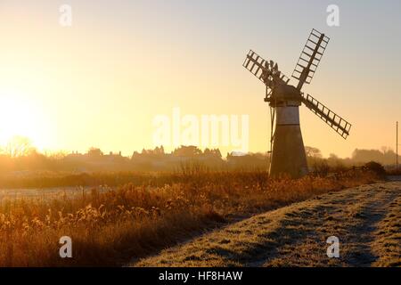 Thurne, Norfolk. Dec 29, 2016. Royaume-uni - un froid glacial et à commencer la journée au Moulin Thurne sur les Norfolk Broads. Thurne, Norfolk, UK Crédit : East Anglian Photo Service/Alamy Live News Banque D'Images