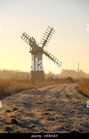 Thurne, Norfolk. Dec 29, 2016. Royaume-uni - un froid glacial et à commencer la journée au Moulin Thurne sur les Norfolk Broads. Thurne, Norfolk, UK Crédit : East Anglian Photo Service/Alamy Live News Banque D'Images