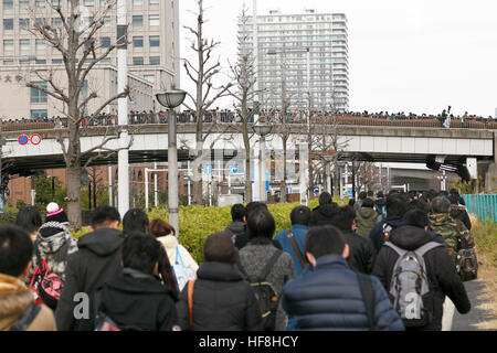 Tokyo, Japon. Dec 29, 2016. Les visiteurs font la queue pour entrer dans le marché de la bande dessinée 91 (Comiket) Événement à Tokyo Big Sight, le 29 décembre 2016, Tokyo, Japon. Manga et anime fans sont arrivés dans les premières heures du matin le jour de l'ouverture de la 3-journée événement. Deux fois par an en août et décembre, le Comiket a été la promotion de manga, anime, jeu et culture cosplay depuis sa création en 1975. © Rodrigo Reyes Marin/AFLO/Alamy Live News Banque D'Images