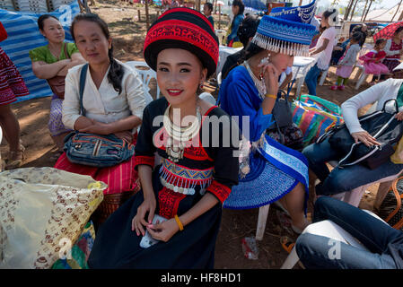 Luang Prabang, Laos. Dec 29, 2016. La fête du Nouvel An commence le matin du premier jour de la nouvelle année et peut durer trois jours ou plus. Festivités du Nouvel An : ball lancer des concours de chant, spectacles, activités sportives et Qeej, tels que haut de jouer, les coups de pied, et de la tauromachie. Les filles Hmongs sont plus richement vêtus de leurs nouveaux costumes brodés. © Grant Vélaires/ZUMA/Alamy Fil Live News Banque D'Images