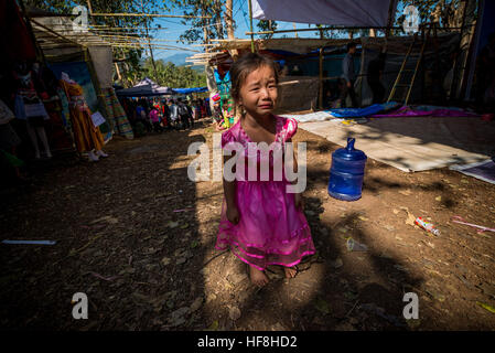 Luang Prabang, Laos. Dec 29, 2016. La fête du Nouvel An commence le matin du premier jour de la nouvelle année et peut durer trois jours ou plus. Festivités du Nouvel An : ball lancer des concours de chant, spectacles, activités sportives et Qeej, tels que haut de jouer, les coups de pied, et de la tauromachie. Les filles Hmongs sont plus richement vêtus de leurs nouveaux costumes brodés. © Grant Vélaires/ZUMA/Alamy Fil Live News Banque D'Images