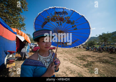 Luang Prabang, Laos. Dec 29, 2016. La fête du Nouvel An commence le matin du premier jour de la nouvelle année et peut durer trois jours ou plus. Festivités du Nouvel An : ball lancer des concours de chant, spectacles, activités sportives et Qeej, tels que haut de jouer, les coups de pied, et de la tauromachie. Les filles Hmongs sont plus richement vêtus de leurs nouveaux costumes brodés. © Grant Vélaires/ZUMA/Alamy Fil Live News Banque D'Images