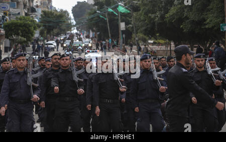 Gaza, a appelé l'opération ''Plomb Durci'' dans la ville de Gaza. 28 Dec, 2016. Les forces de sécurité palestiniennes tiennent leurs armes pendant un défilé militaire marquant le 8e anniversaire de l'attaque israélienne sur la bande de Gaza en 2009, l'opération "Plomb durci" à Gaza, le 28 décembre 2016. © Wissam Nassar/Xinhua/Alamy Live News Banque D'Images