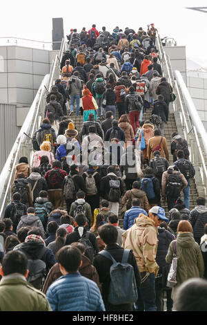 Tokyo, Japon. Dec 29, 2016. Les visiteurs font la queue pour entrer dans le marché de la bande dessinée 91 (Comiket) Événement à Tokyo Big Sight, le 29 décembre 2016, Tokyo, Japon. Manga et anime fans sont arrivés dans les premières heures du matin le jour de l'ouverture de la 3-journée événement. Deux fois par an en août et décembre, le Comiket a été la promotion de manga, anime, jeu et culture cosplay depuis sa création en 1975. © Rodrigo Reyes Marin/AFLO/Alamy Live News Banque D'Images