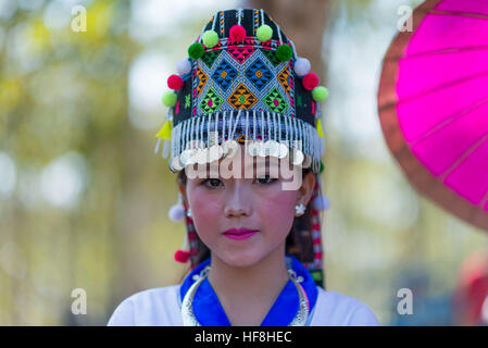 Luang Prabang, Laos. Dec 29, 2016. La fête du Nouvel An commence le matin du premier jour de la nouvelle année et peut durer trois jours ou plus. Festivités du Nouvel An : ball lancer des concours de chant, spectacles, activités sportives et Qeej, tels que haut de jouer, les coups de pied, et de la tauromachie. Les filles Hmongs sont plus richement vêtus de leurs nouveaux costumes brodés. © Grant Vélaires/ZUMA/Alamy Fil Live News Banque D'Images