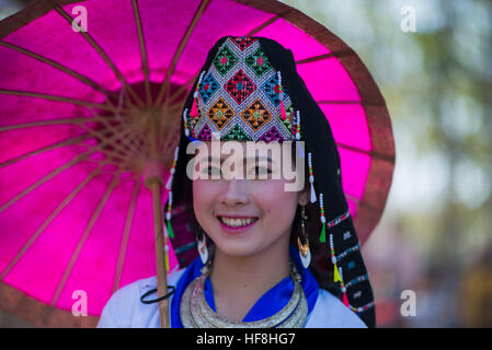 Luang Prabang, Laos. Dec 29, 2016. La fête du Nouvel An commence le matin du premier jour de la nouvelle année et peut durer trois jours ou plus. Festivités du Nouvel An : ball lancer des concours de chant, spectacles, activités sportives et Qeej, tels que haut de jouer, les coups de pied, et de la tauromachie. Les filles Hmongs sont plus richement vêtus de leurs nouveaux costumes brodés. © Grant Vélaires/ZUMA/Alamy Fil Live News Banque D'Images