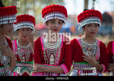 Luang Prabang, Laos. Dec 29, 2016. La fête du Nouvel An commence le matin du premier jour de la nouvelle année et peut durer trois jours ou plus. Festivités du Nouvel An : ball lancer des concours de chant, spectacles, activités sportives et Qeej, tels que haut de jouer, les coups de pied, et de la tauromachie. Les filles Hmongs sont plus richement vêtus de leurs nouveaux costumes brodés. © Grant Vélaires/ZUMA/Alamy Fil Live News Banque D'Images