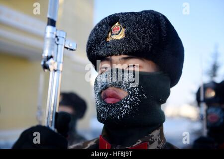 Mohe, Chine. Dec 29, 2016. Le drapeau national guards à l'entraînement par temps froid de moins 34 degrés Celsius dans le nord-est de la Chine Mohe, province de Heilongjiang. Le drapeau national guards prendra part à la cérémonie de lever du drapeau national sur le premier jour de l'année 2017, marquant la première du soleil dans le village le plus au nord. © SIPA Asie/ZUMA/Alamy Fil Live News Banque D'Images