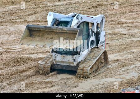 Hanover, Maryland, USA - 29 décembre 2016 : les travailleurs de la construction l'effacement du terrain boueux pour construire de nouvelles maisons sur un jour de pluie à un développement de nouveaux logements. @ Jeramey Légende/Alamy Live News Banque D'Images