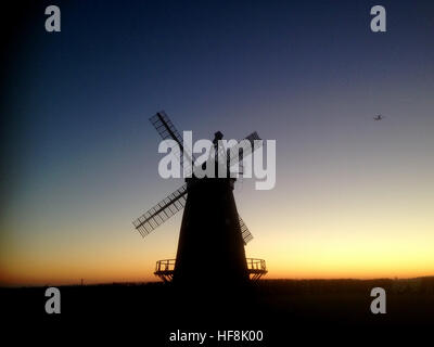 Thaxted, Essex, Royaume-Uni. Dec 29, 2016. L'un des derniers couchers de soleil de 2016, John Webb's moulin en Thaxted Essex England UK. 29 Décembre 2016 Entrée en avion à terre à proximité de l'aéroport de Stansted. Photographié sur un iphone ce soir © BRIAN HARRIS/Alamy Live News Banque D'Images