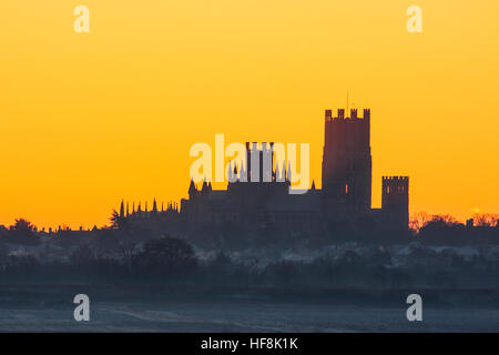 Cathédrale d'Ely, Cambridgeshire, Royaume-Uni. 29 Décembre, 2016. silhouetté contre un ciel aube lumineuse avec une forte gelée. Prises le 29 décembre 2016 Crédit : Simon étrier/Alamy Live News Banque D'Images