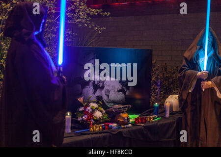 Austin, Texas, États-Unis. 28 Dec, 2016. Des centaines de fans sont venus à l'Alamo Drafthouse à Austin pour l'honneur et le deuil de l'actrice Carrie Fisher. © Rustin Gudim/ZUMA/Alamy Fil Live News Banque D'Images