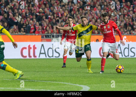 Lisbonne, Portugal. Dec 29, 2016. Le 29 décembre 2016. Lisbonne, Portugal. L'avant du Benfica du Portugal Rafa Silva (27) rivalise avec Paco de Ferreiras, le milieu de terrain portugais Pedrinho (12) au cours de la partie V SL Benfica FC Pacos de Ferreira © Alexandre de Sousa/Alamy Live News Banque D'Images