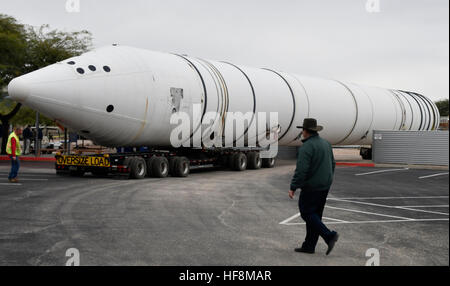 Tucson, Arizona, USA. Dec 29, 2016. Une matière inerte atome a été livré par camion à partir de la NASA Neil A. Armstrong Flight Research Center à l'Edwards Air Force Base en Californie pour l'Pima Air & Space Museum à Tucson, Arizona, jeudi. Les 149 mètres de long, d'appoint qui est une combinaison de vol-like, test et la réplique de pièces, a été l'un des deux qui avait eu lieu à l'entreposage à Armstrong de la NASA depuis 2012 pour une utilisation possible avec le California Science Center's présentation verticale de la navette spatiale Endeavour, l'ouverture est prévue pour 2019. Le booster a été transférée à la Pima Air & Banque D'Images