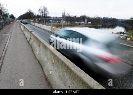 Luebeck, Allemagne. Le 06 Dec 2016. Les voitures roulent sur la partiellement bloquées Possehl- Bridge à Luebeck, Allemagne, 06 décembre 2016. Bon nombre des 210 ponts dans la ville hanséatique sont malades et ont besoin d'être réparé. Photo : Carsten Rehder/dpa/Alamy Live News Banque D'Images