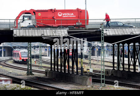 Luebeck, Allemagne. Le 06 Dec 2016. Vue sur le Bahnhofsbruecke Fackenburger Allee sur pont à Luebeck, Allemagne, 06 décembre 2016. Bon nombre des 210 ponts dans la ville hanséatique sont malades et ont besoin d'être réparé. Photo : Carsten Rehder/dpa/Alamy Live News Banque D'Images