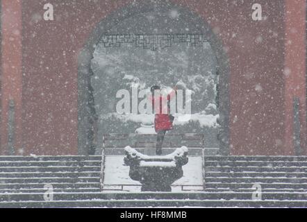 La Chine. Dec 29, 2016. Un touriste prend photo de la neige sur la tombe du roi Qian à Lin'an, l'est de la Chine dans la province du Zhejiang, le 22 janvier, 2016. © SIPA Asie/ZUMA/Alamy Fil Live News Banque D'Images