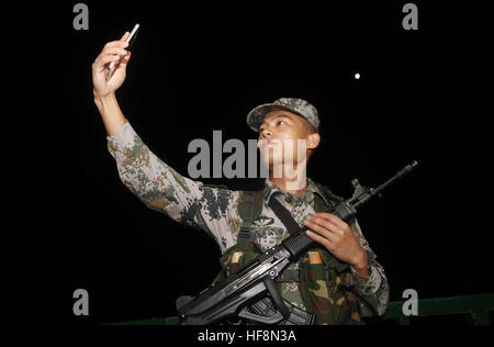 La Chine. Dec 29, 2016. Un touriste prend un avec un selfies cinq mètres de câble long prendre pôle dans Tai'an, Shandong Province de Chine orientale. © SIPA Asie/ZUMA/Alamy Fil Live News Banque D'Images